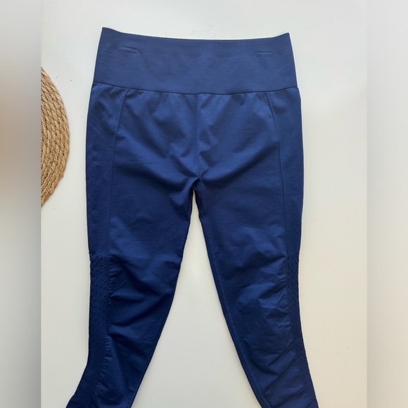 FABLETICS Sync High Waisted Perforated Leggings Size Large‎ - Picture 2 of 8